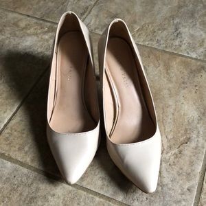 Size 10 nude patent leather heels!!! 👠